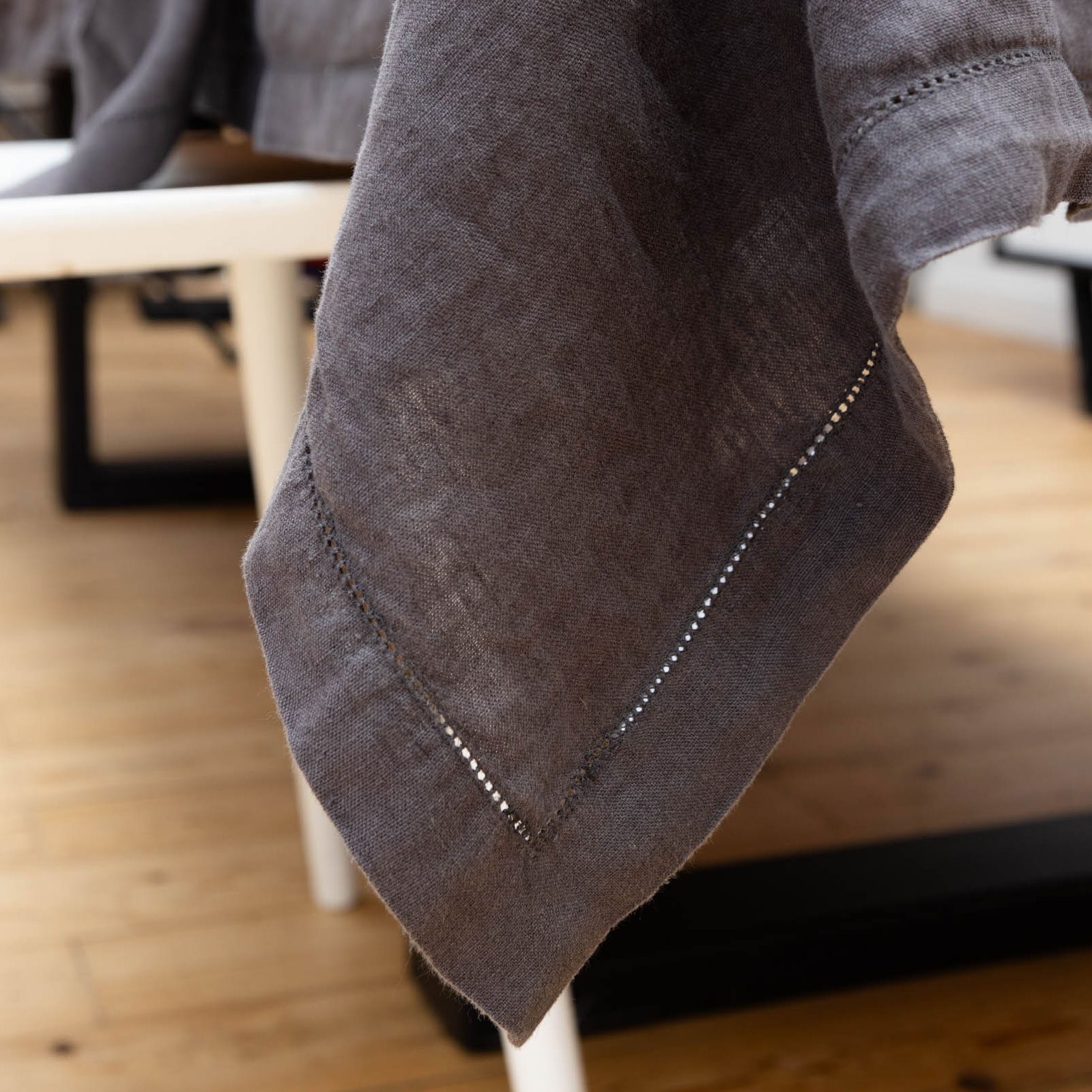 stone-washed-linen-hem-stitch-table-cloth-anthracite-3