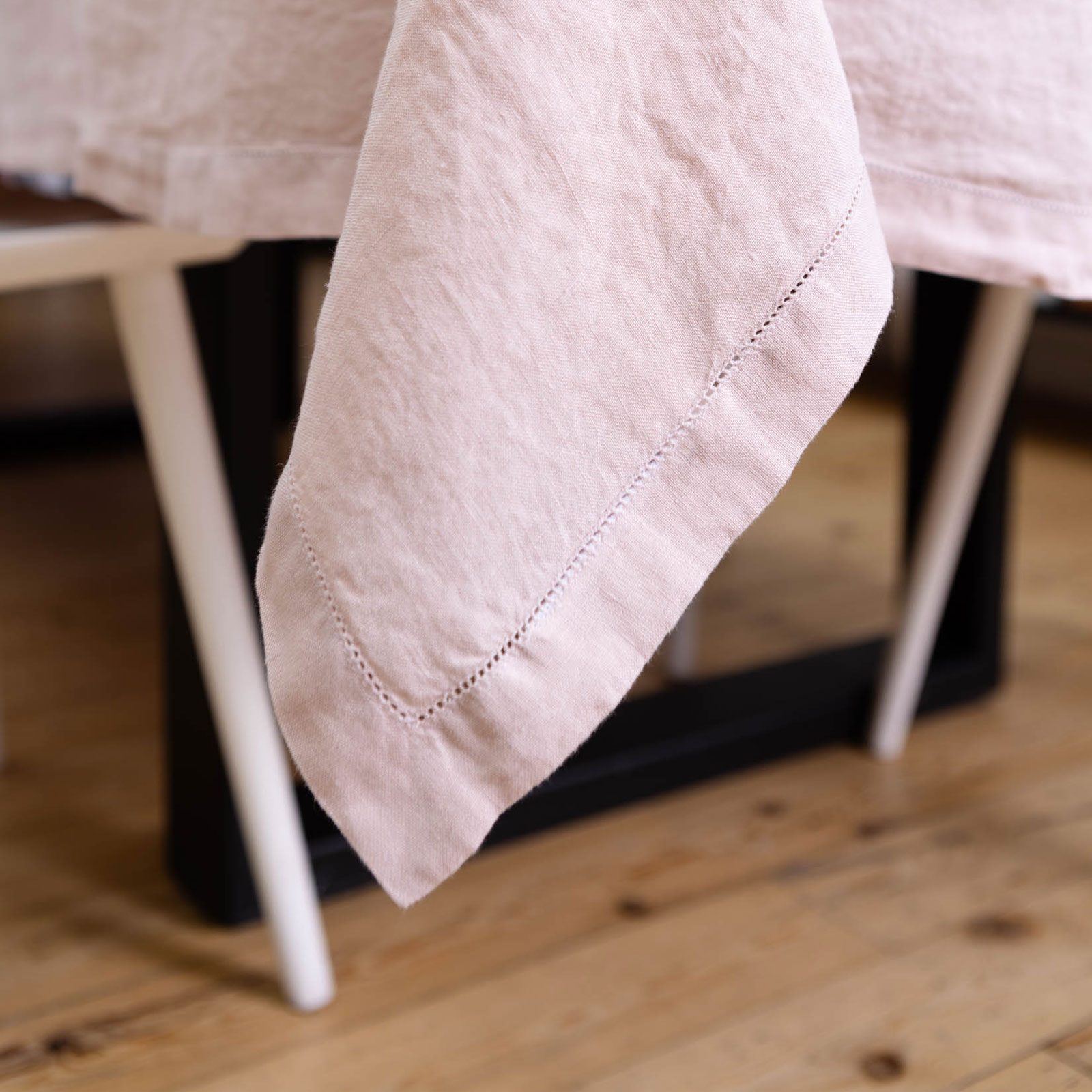 stone-washed-linen-hem-stitch-table-cloth-powder-pink-4